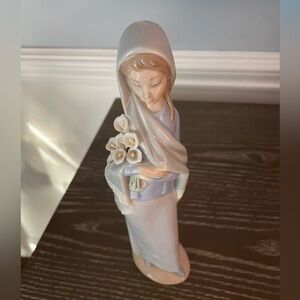 Lladro Girl with Calla Lillies Retired figurine